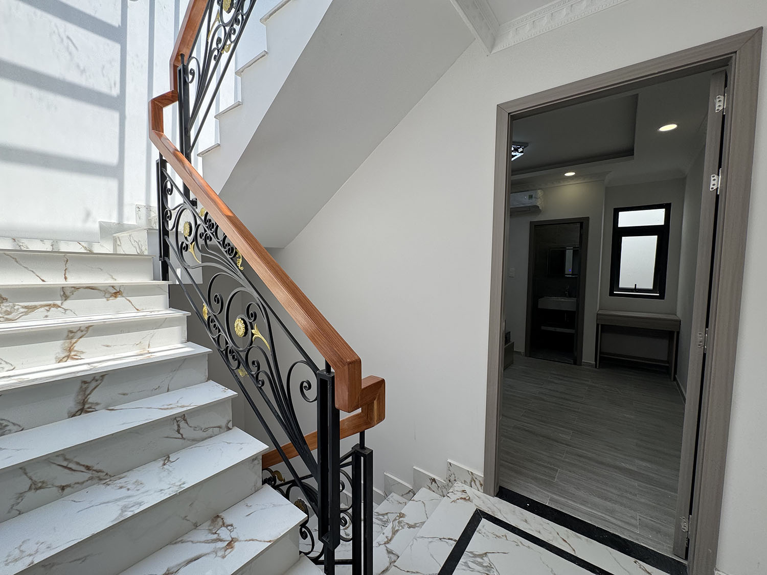 Nhà phố mới 100%, DTKV: 4mx12,5m, vuông, 4 tầng, full nội thất, hẻm xe hơi khu Vip NGUYỄN VĂN TRỖI